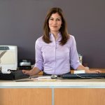 Девушка сидит за столом