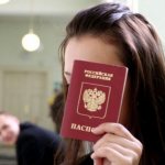 Девушка со своим паспортом