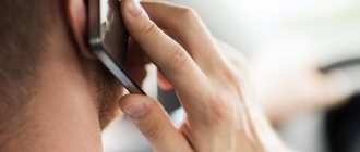 мужчина держит в руке телефон