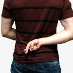 Мужчина лжет