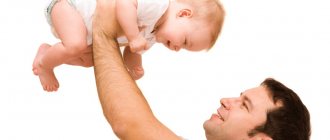 отец подкидывает маленького ребенка