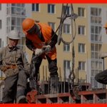 рабочие на стройке