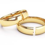 Разбитые обручальные кольца - символизируют развод