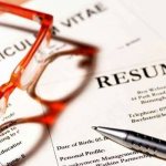 Резюме и очки на столе