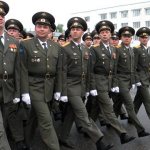 Военнослужащие маршируют