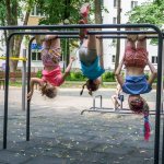 «За границей декрет длится три месяца, но там зарплата позволяет нанять няню». Мамы в декрете и эксперт о предложении Минтруда